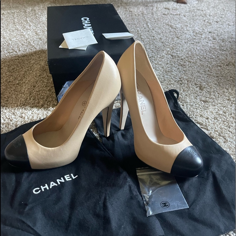 Chanel Escarpins Pumps 38/8 New Authentic Beige,Black